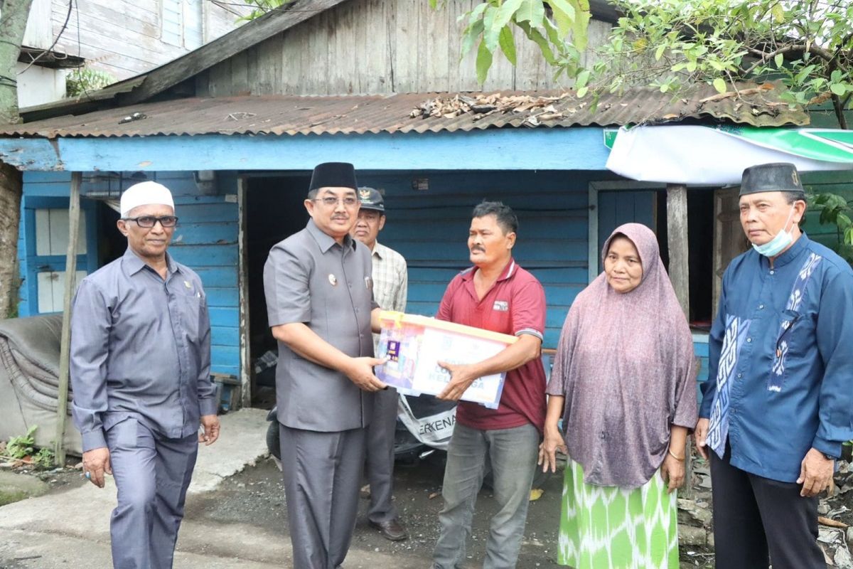 Bupati Tanjab Barat tinjau rumah warga tidak layak huni