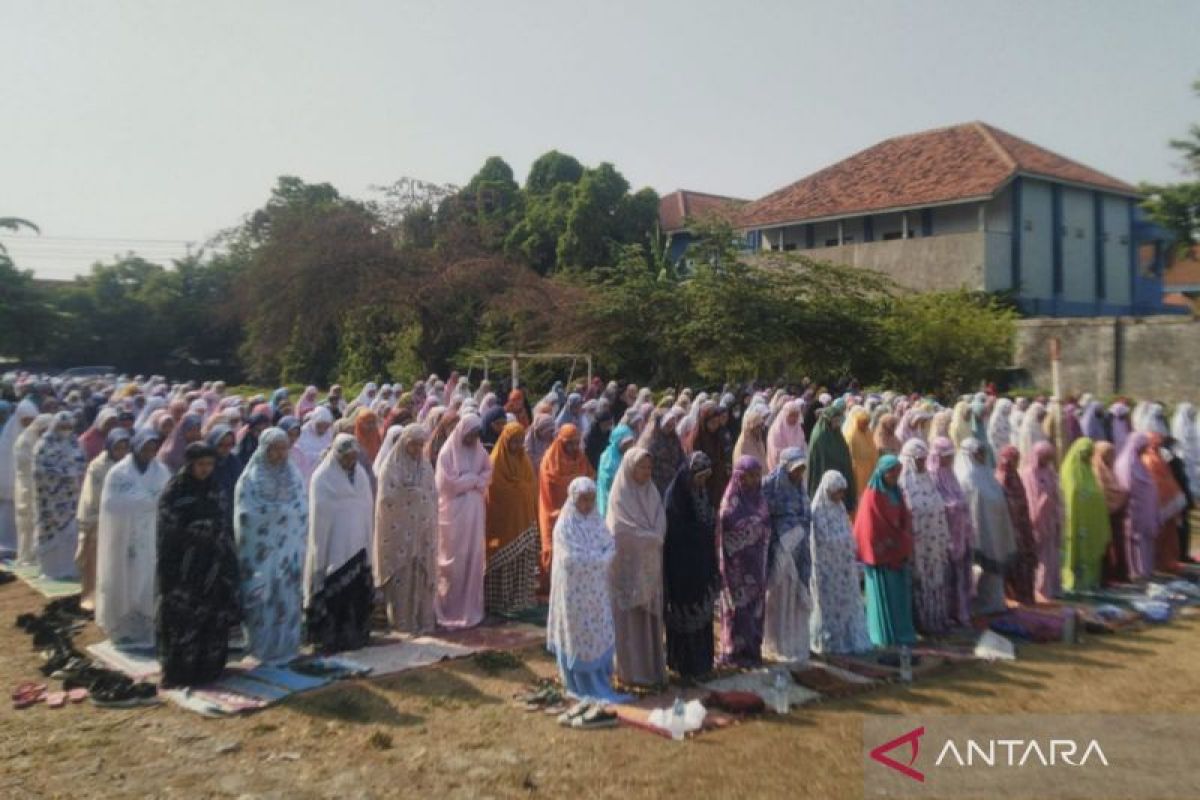 Warga Kudus shalat istisqa