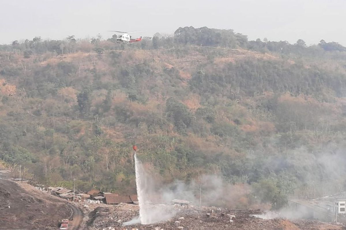 Pemadaman kebakaran TPA Jatibarang Semarang mulai gunakan "water bombing"