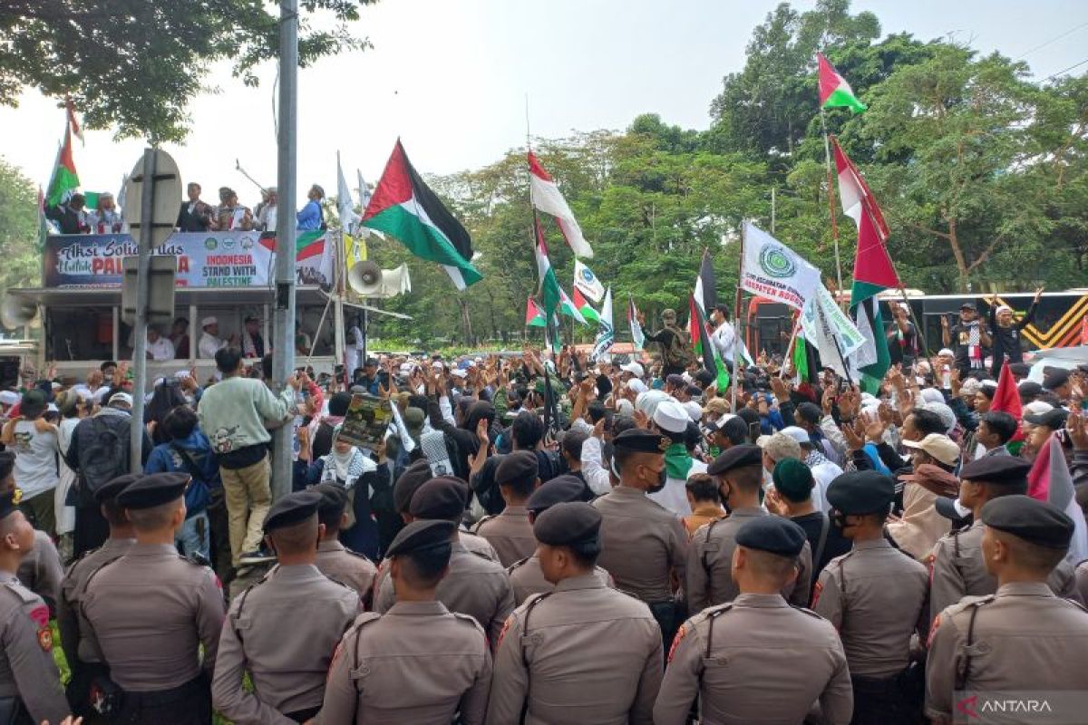 Ratusan polisi kawal Aksi Solidaritas Palestina di depan Kedubes AS Jakarta Pusat