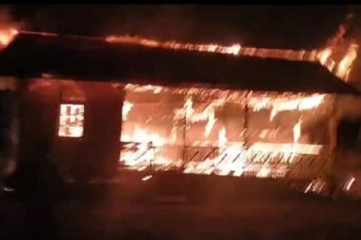 Bangunan Posyandu di Desa Labian perbatasan RI-Malaysia di Kapuas Hulu terbakar