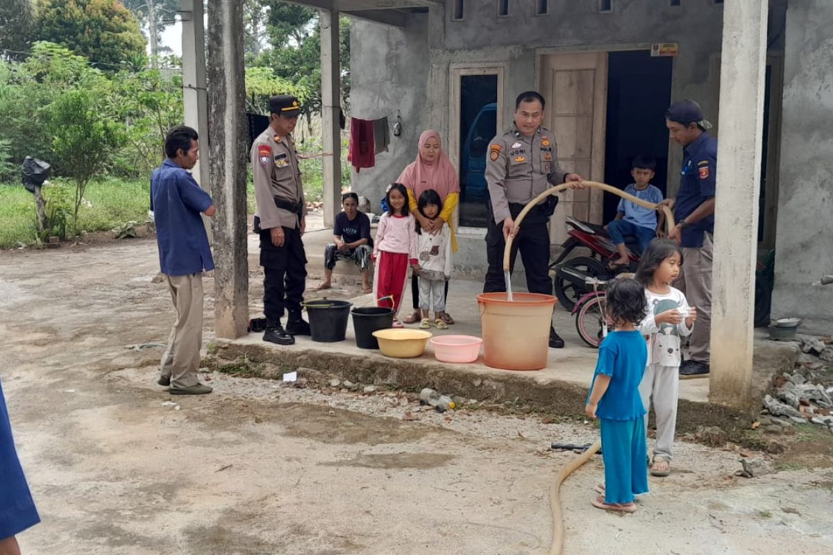 Polisi dan PDAM salurkan 5.000 liter air bersih ke warga di Lampung Barat