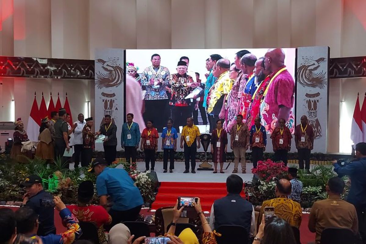 Wapres serahkan 102 sertifikat tanah PTSL kepada masyarakat Papua