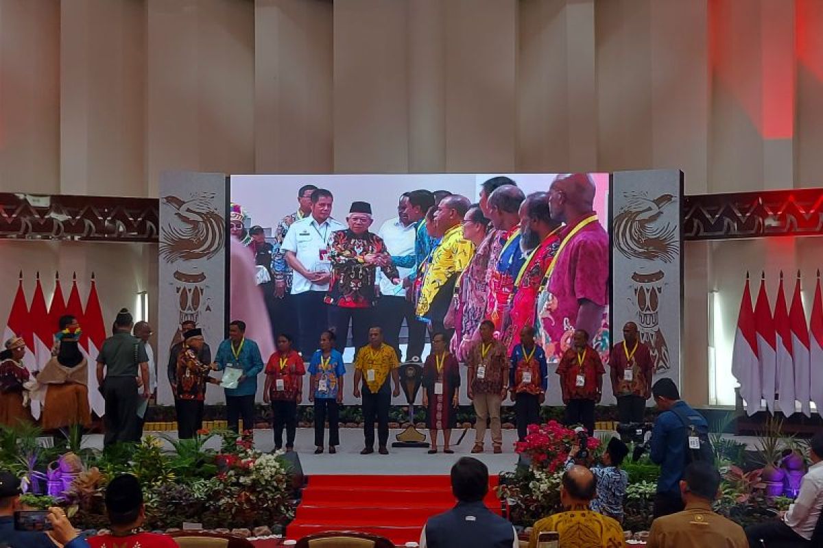Wapres  Ma'ruf Amin serahkan 102 sertifikat tanah PTSL kepada masyarakat Papua