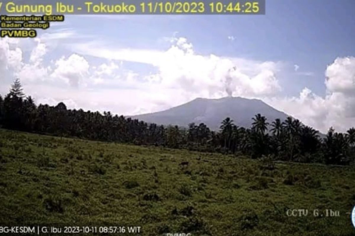 Gunung Ibu erupsi lontarkan abu setinggi 800 meter ke barat laut