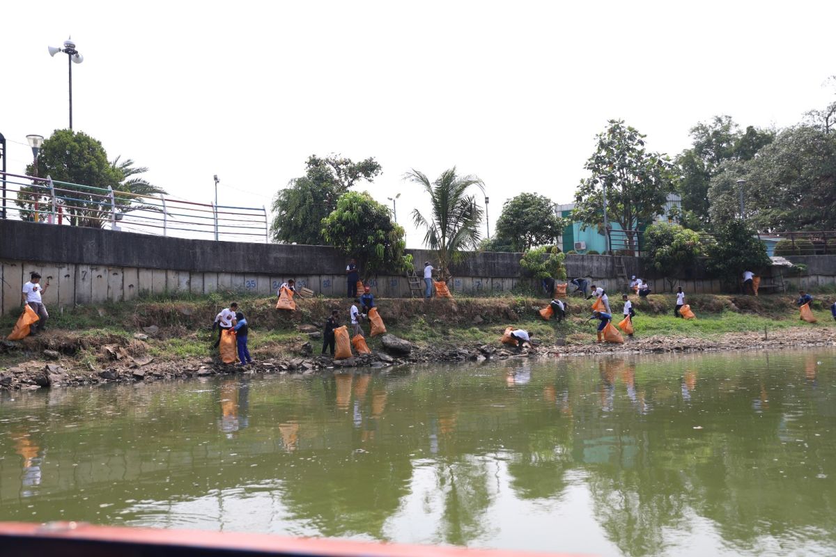 Pemkot dan Banksasuci libatkan relawan bersihkan Sungai Cisadene