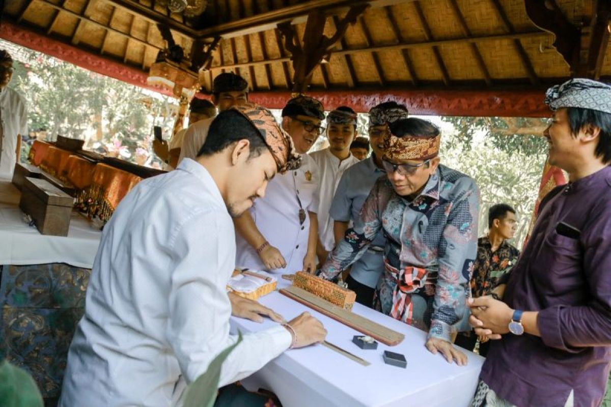 Puri Kauhan Ubud Bali hadiahkan lontar Asta Brata untuk Mahfud Md