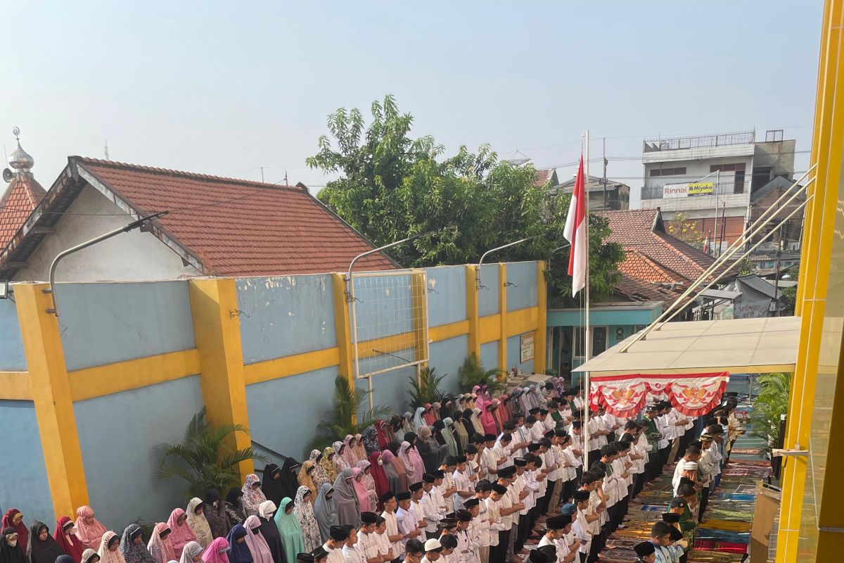 Siswa dan guru SMP Muhammadiyah 2 di Sidoarjo shalat minta hujan