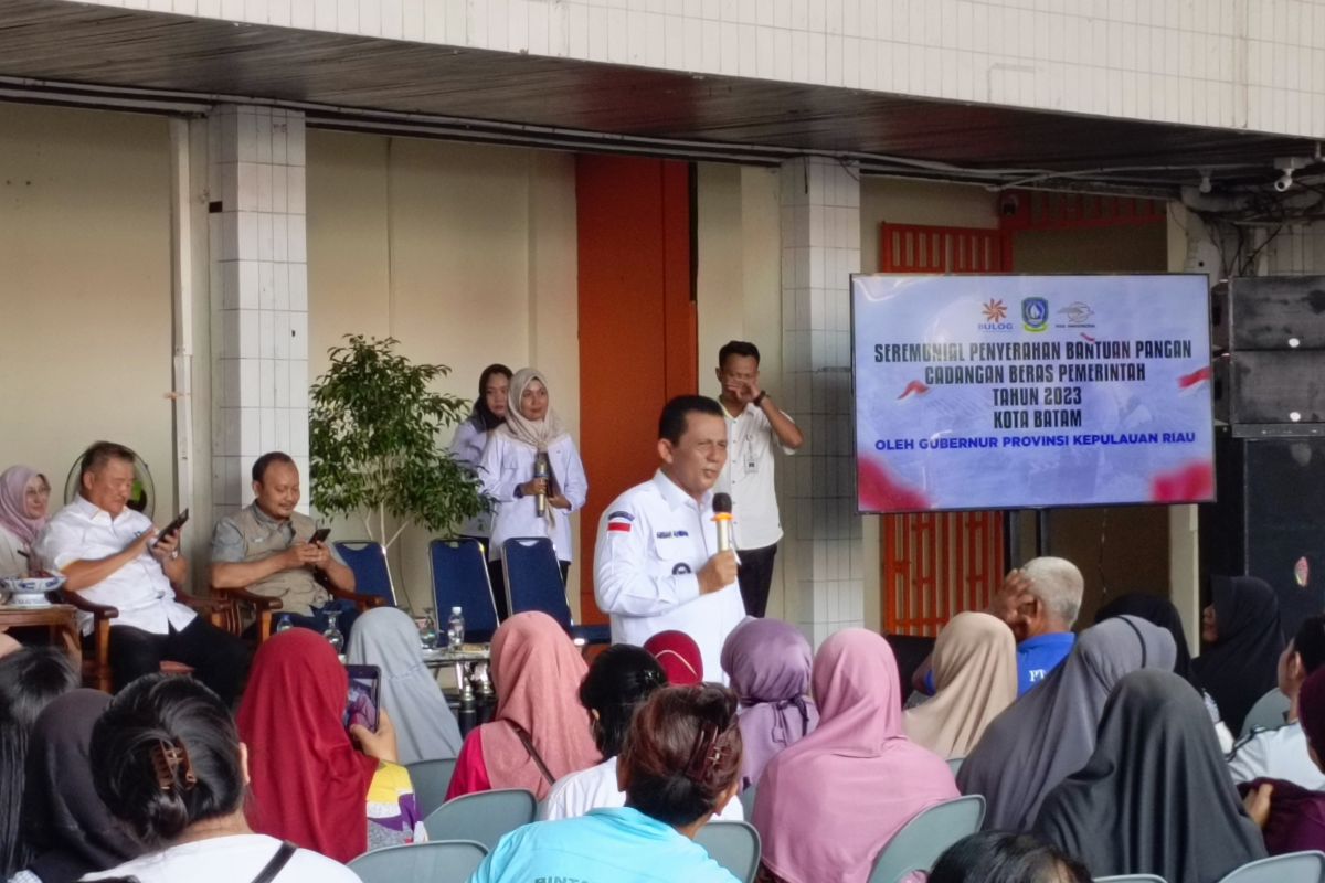 Gubernur Ansar salurkan bantuan pangan pemerintah ke warga Batam