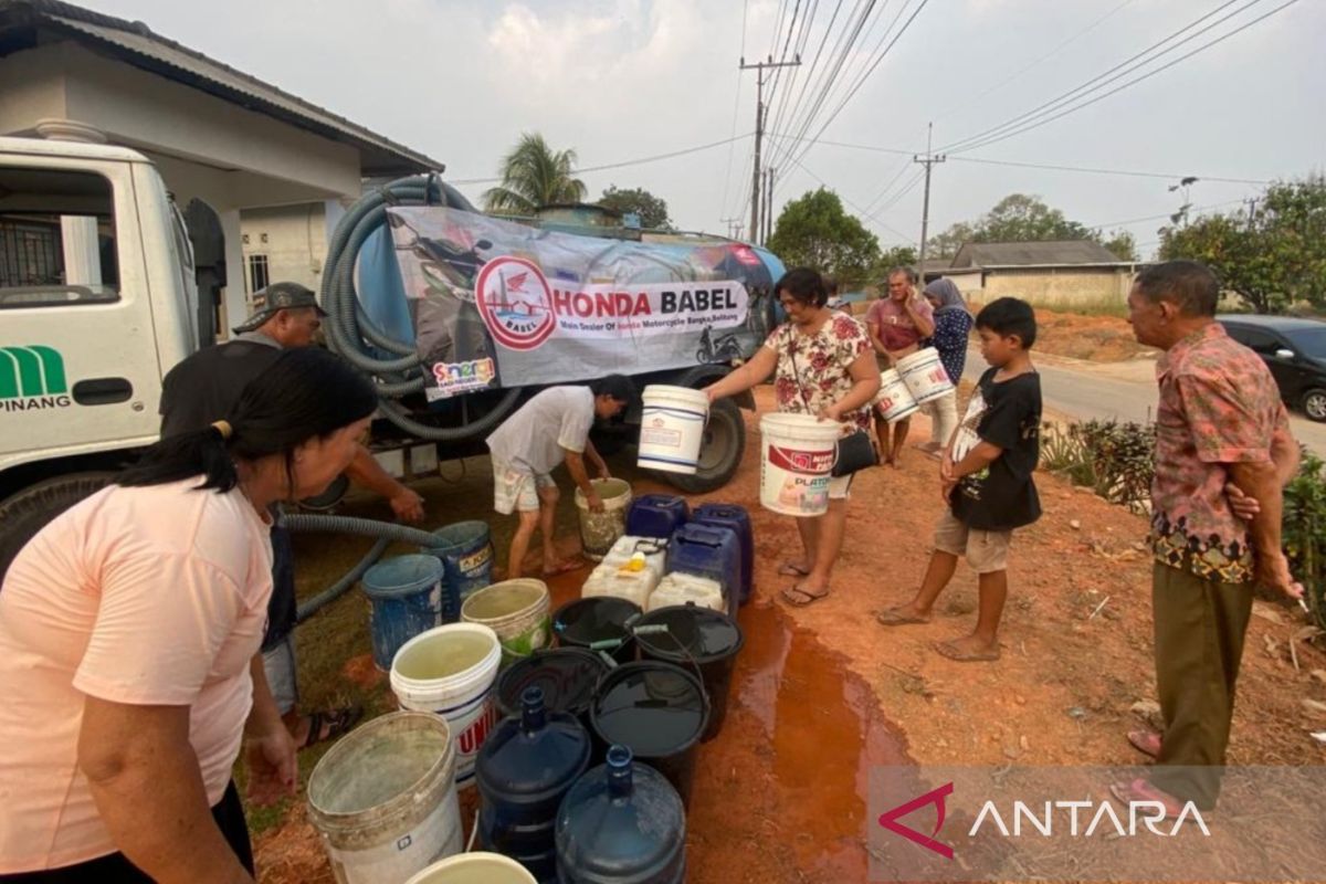Masyarakat Desa Konghin antusias dapatkan bantuan air bersih