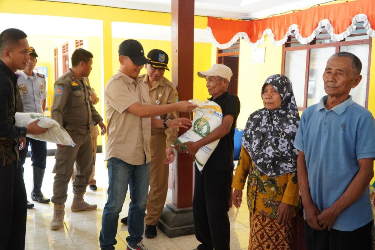 Pemkab Gunungkidul menyalurkan beras cadangan pemerintah bantu masyarakat