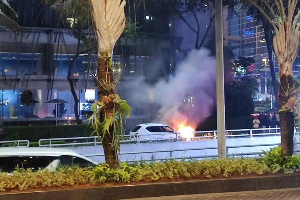 Sebuah mobil terbakar di kawasan SCBD Jakarta