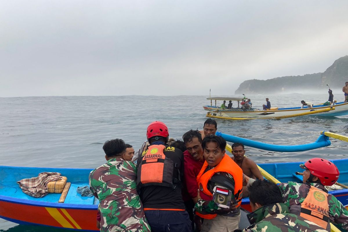 Tim SAR temukan dua nelayan hilang dalam kondisi selamat di Jember