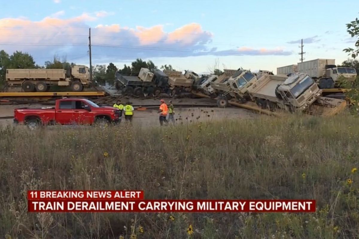 Sebuah kereta pengangkut peralatan militer tergelincir di Colorado, Amerika Serikat