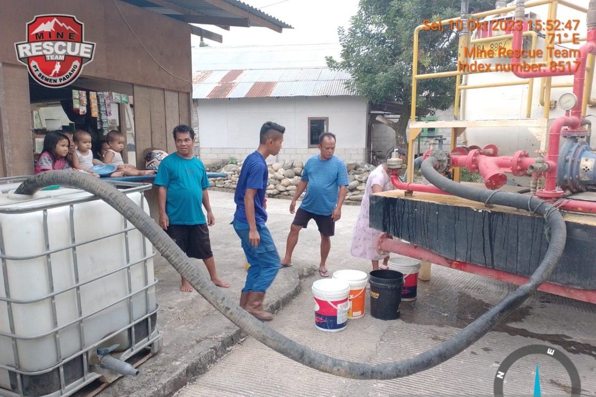 Ratusan warga kekeringan, Semen Padang distribusikan 46.000 liter air bersih