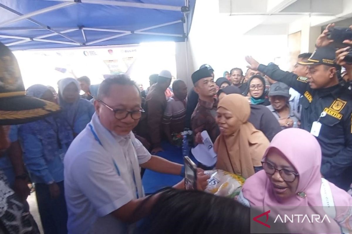 Mendag Zulkifli Hasan bagikan beras gratis di Kota Madiun