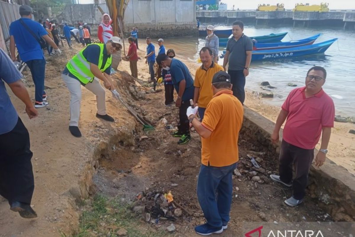 ASN Pemkot Sorong bersihkan Kawasan Pantai Doom