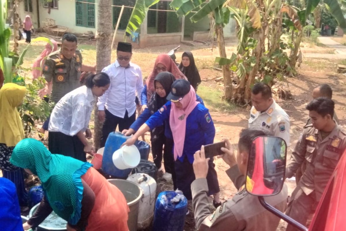Damkar Lampung Selatan salurkan 3,795 juta liter air untuk warga