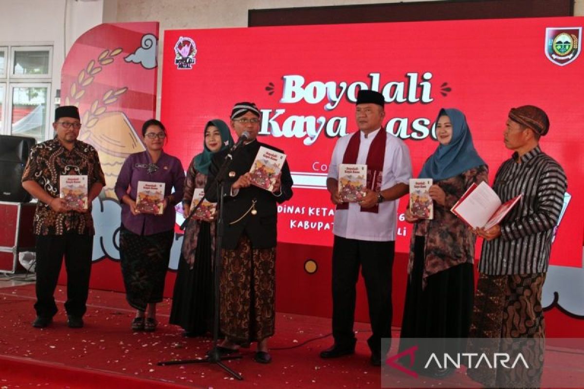 Bupati meluncurkan buku "Boyolali Kaya Rasa" untuk masyarakat
