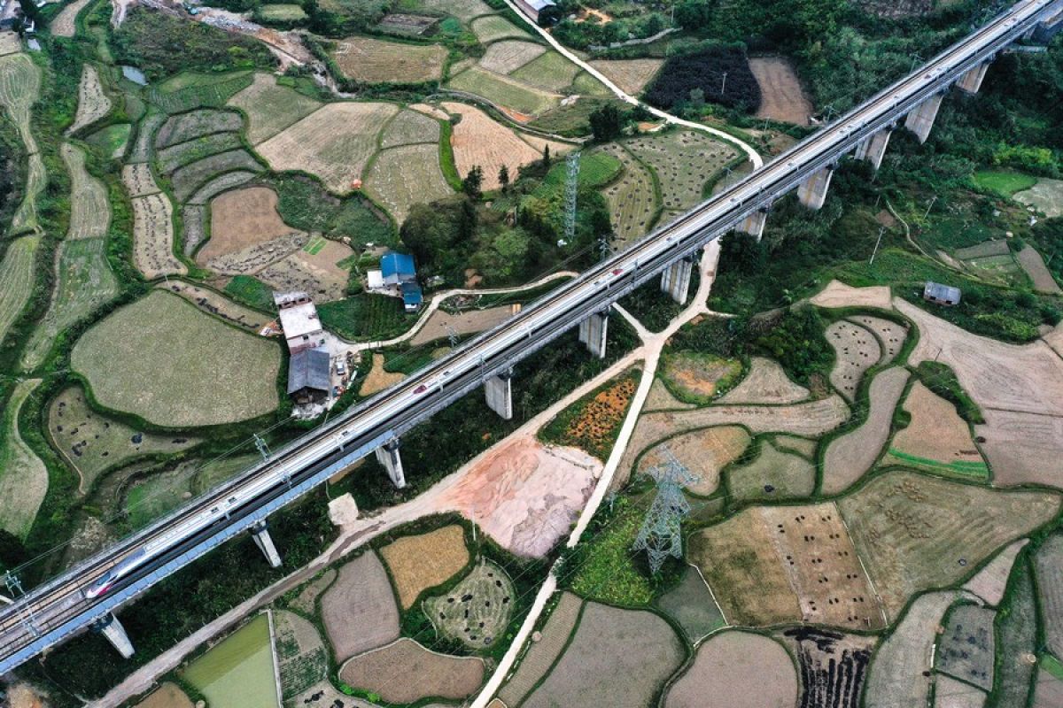 Kereta Cepat Guiyang Guangzhou Di China Tembus Kecepatan 300 Kpj