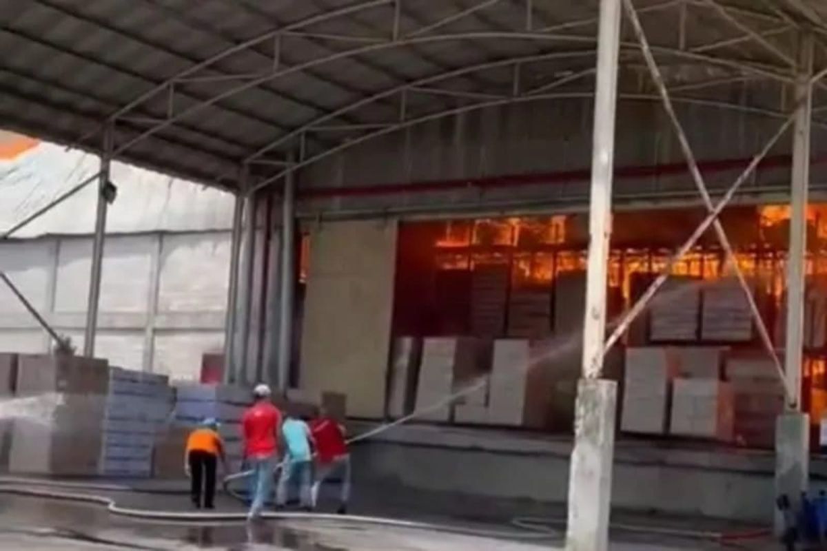 DPKP Surabaya terjunkan unit tempur bantu padamkan kebakaran pabrik di Mojokerto