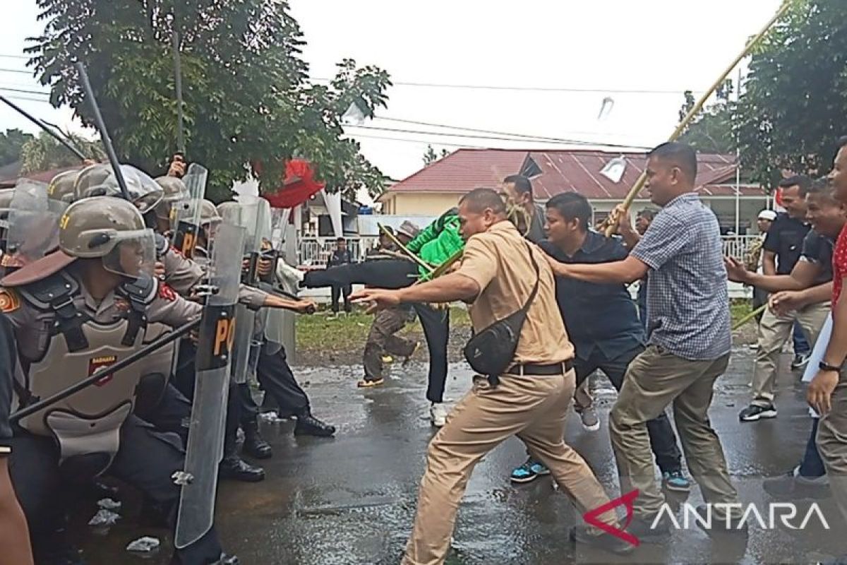Ratusan massa "geruduk" kantor KPU Pasbar, sejumlah warga diamankan (Video)