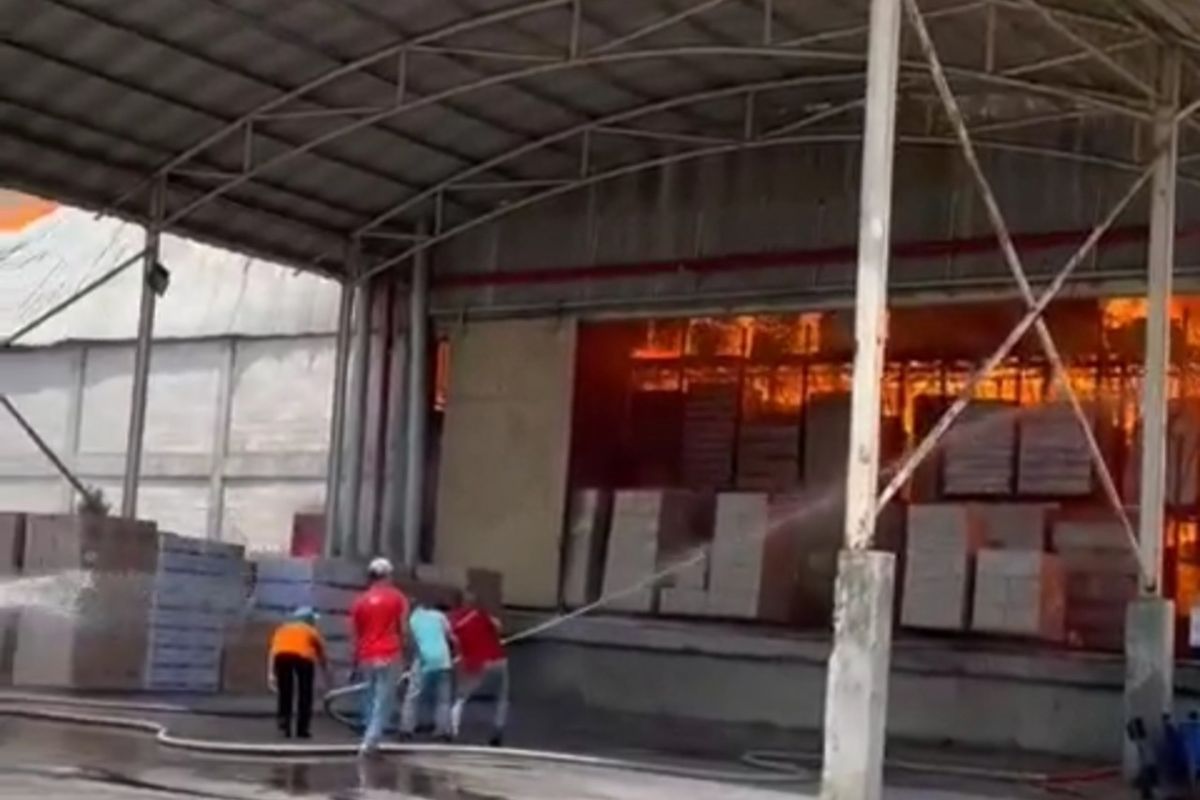 Kebakaran pabrik tisu di Mojokerto tewaskan seorang pekerja