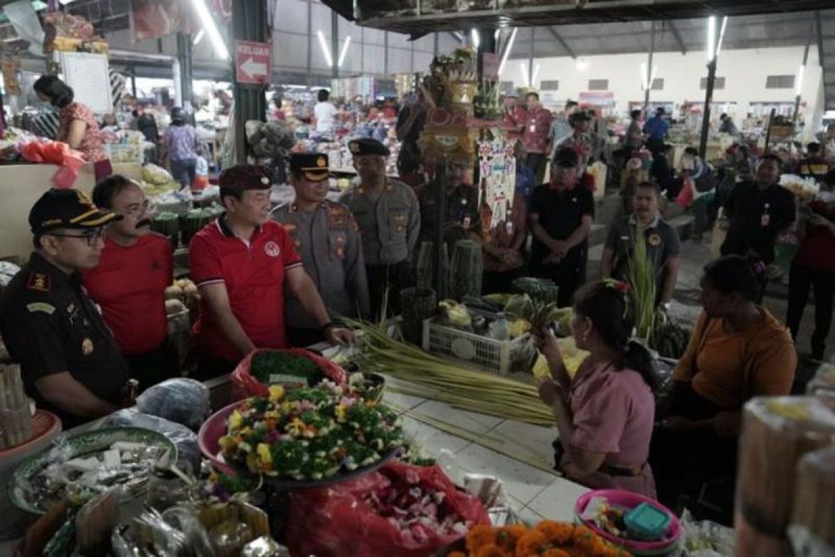 Jelang Hari Raya, Bupati Turun ke Pasar Pantau Harga Kebutuhan Pokok