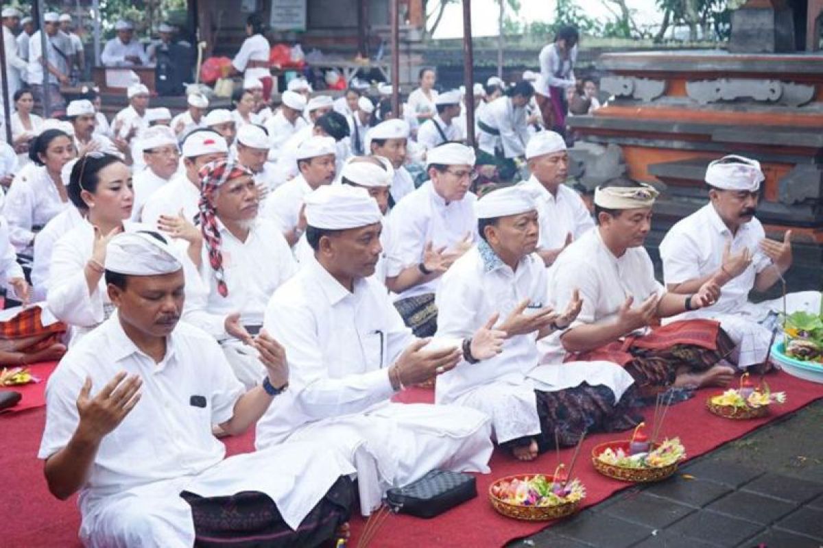Gubernur Bali dan Bupati Karangasem Sembahyang Bersama Upacara Wana Kerthi Maknai Tumpek Wariga