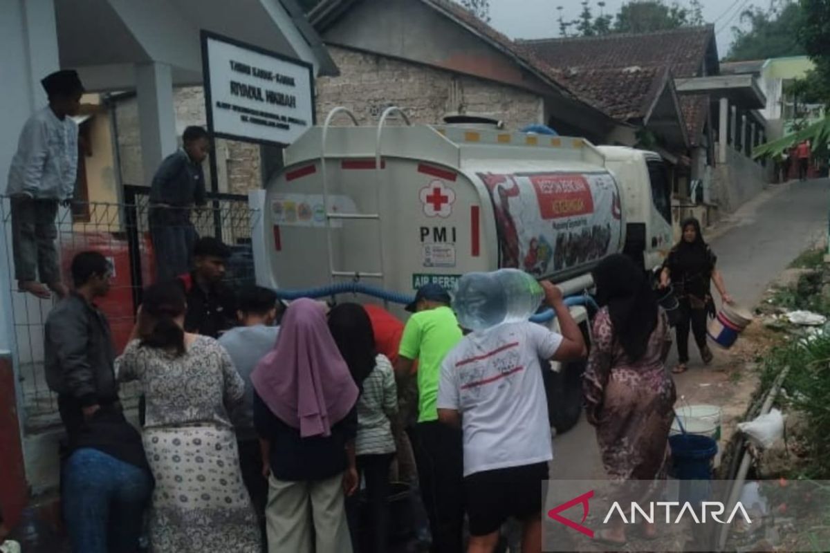 Pemkab Cianjur didistribusikan air ke belasan kecamatan kekeringan