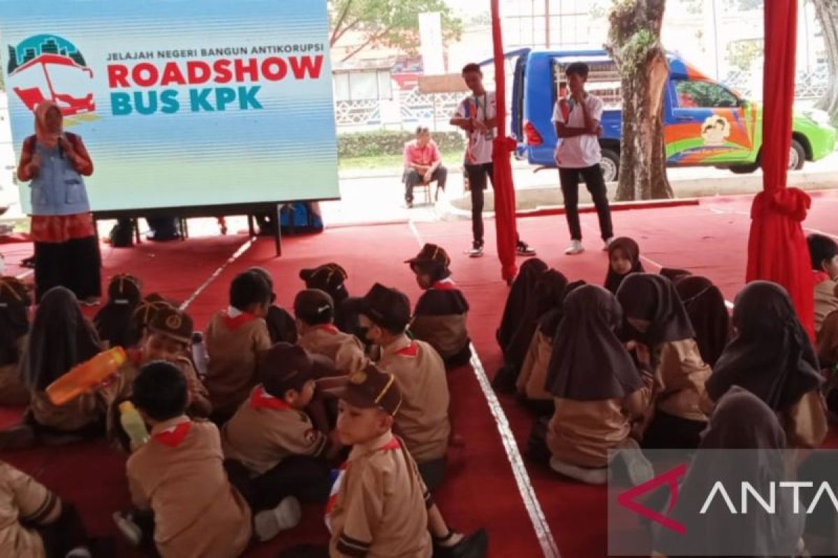 Perpustakaan keliling dukung Road Show Bus KPK di Sumbar