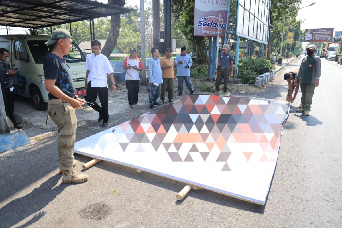 Langgar aturan, Tim Terpadu Kota Probolinggo copot alat peraga kampanye