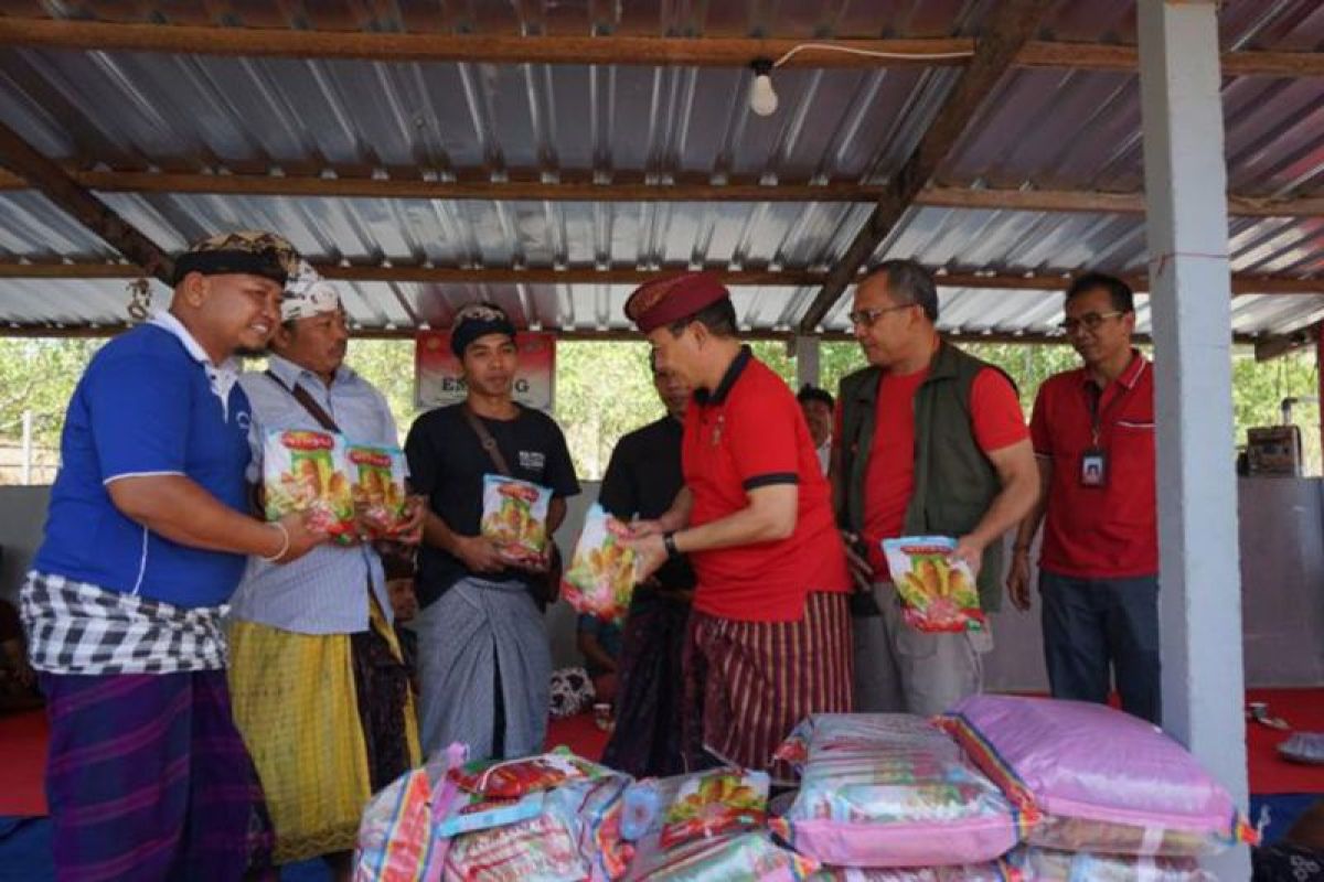 Bupati Karangasem Hadiri Monev Kegiatan Distan dan Penyerahan Bantuan di Kecamatan Kubu