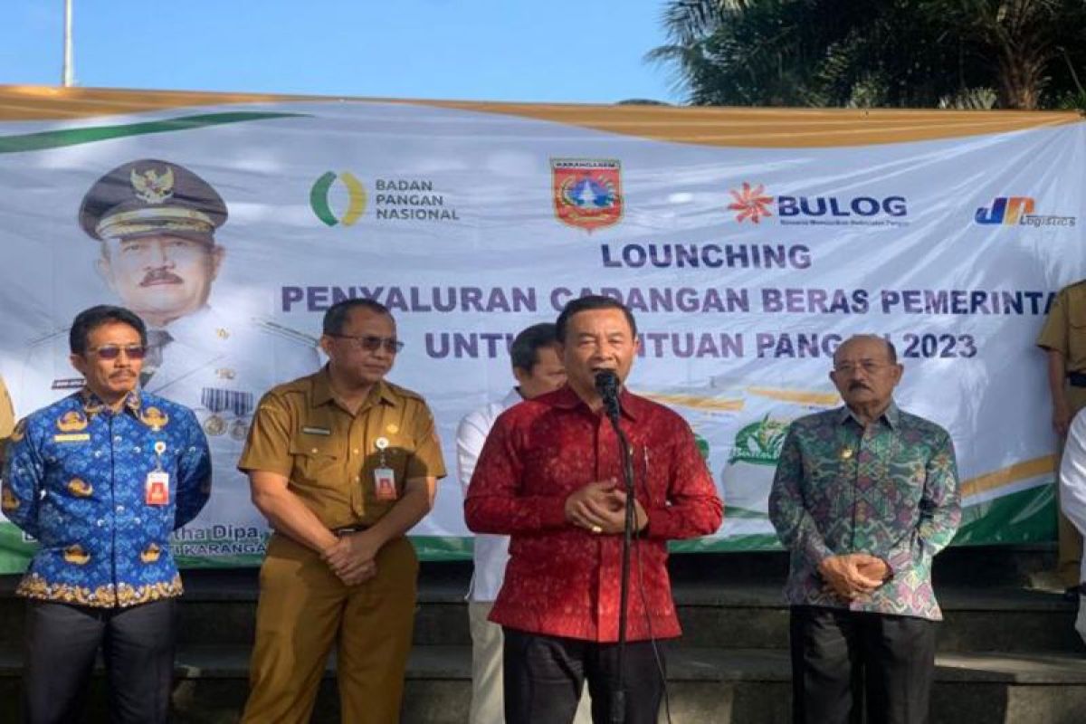 Bupati Gede Dana Menyalurkan Beras Bantuan CPP