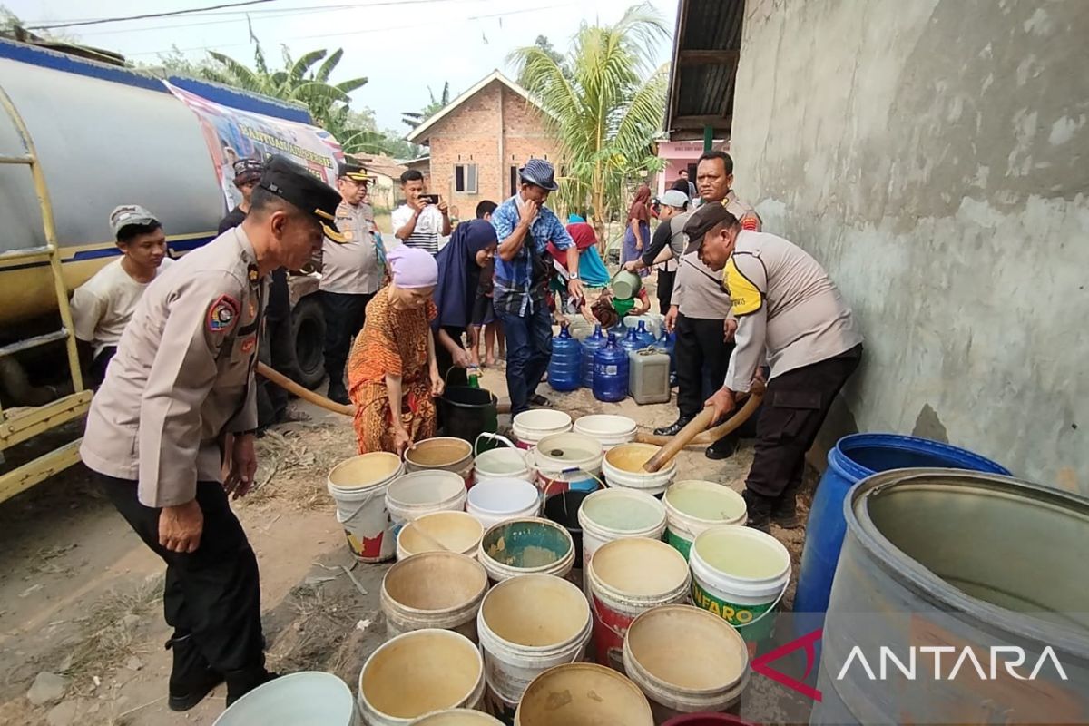 Kepolisian bantu 15.000 liter air bersih untuk warga di Palembang