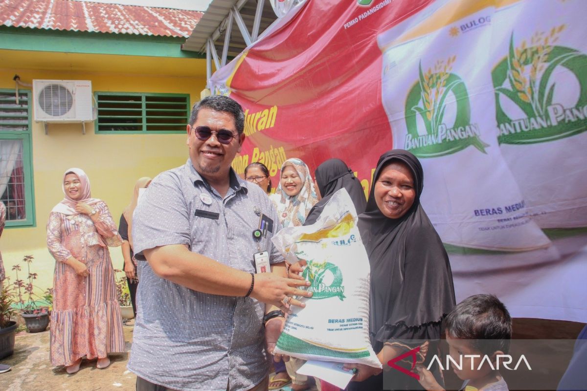 Advetprial - Pemkot Padangsidimpuan salurkan cadangan beras untuk masyarakat