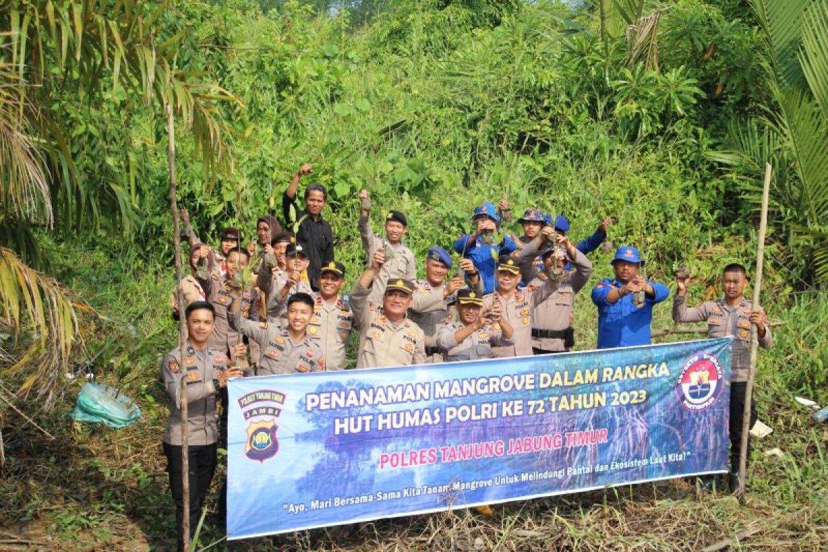 Polisi tanam 1.000 pohon mangrove di ujung timur Jambi