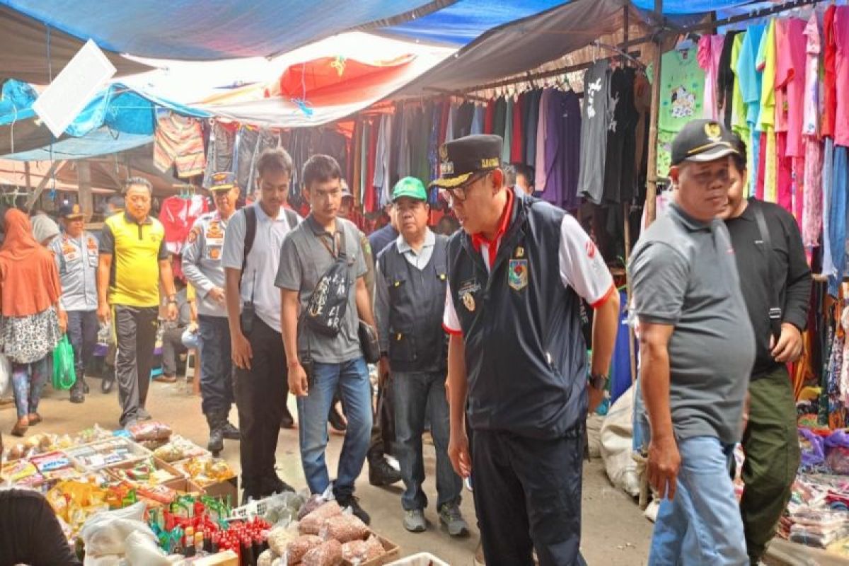 Penjabat bupati cek harga barang dan fasilitas di Pasar Beringin Ampah