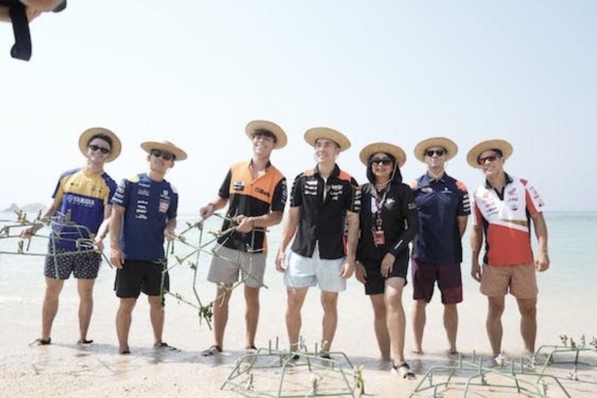 Pembalap MotoGP bersih-bersih pantai Kuta dan taman terumbu karang