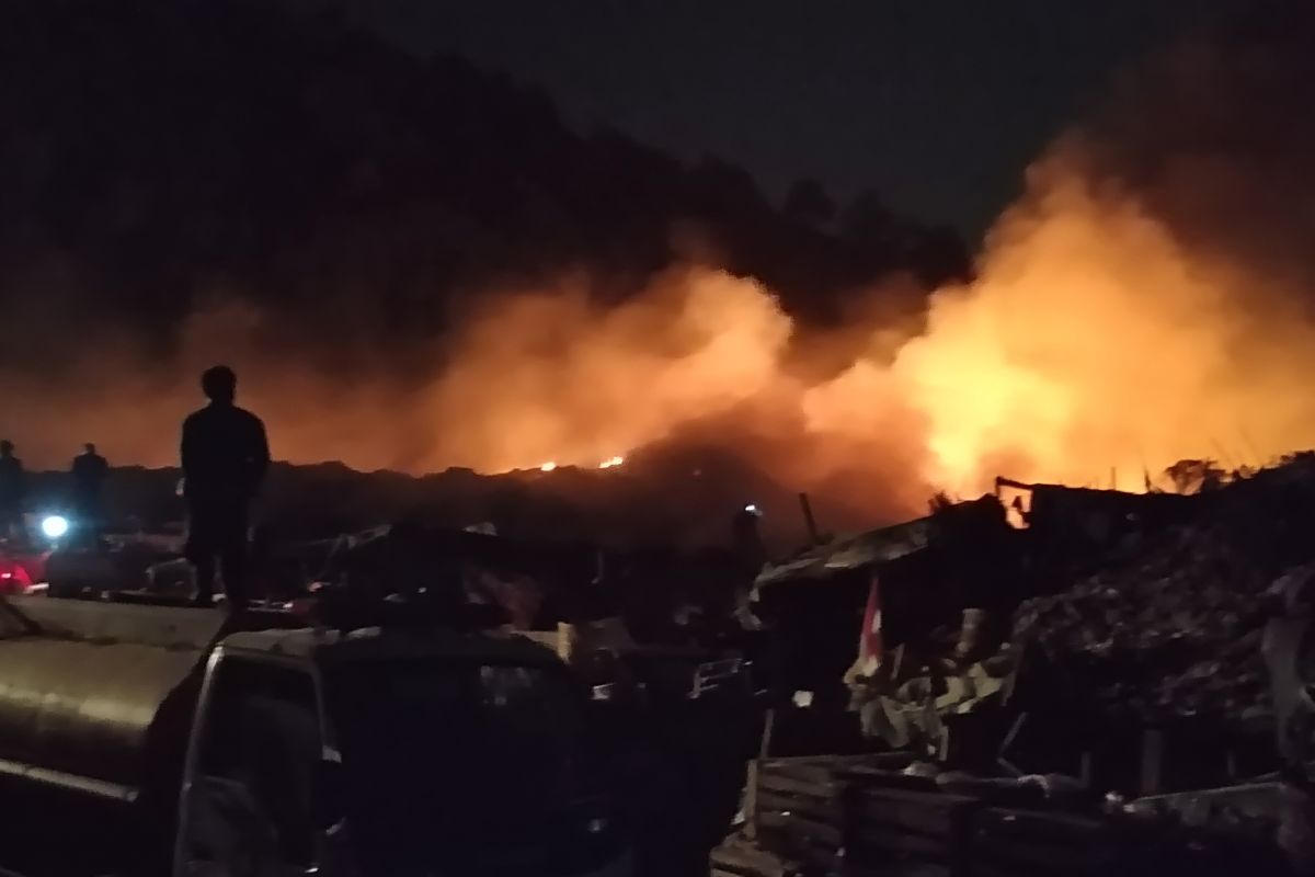 Dinas Damkar Bandarlampung tambah armada padamkan api di TPA Bakung