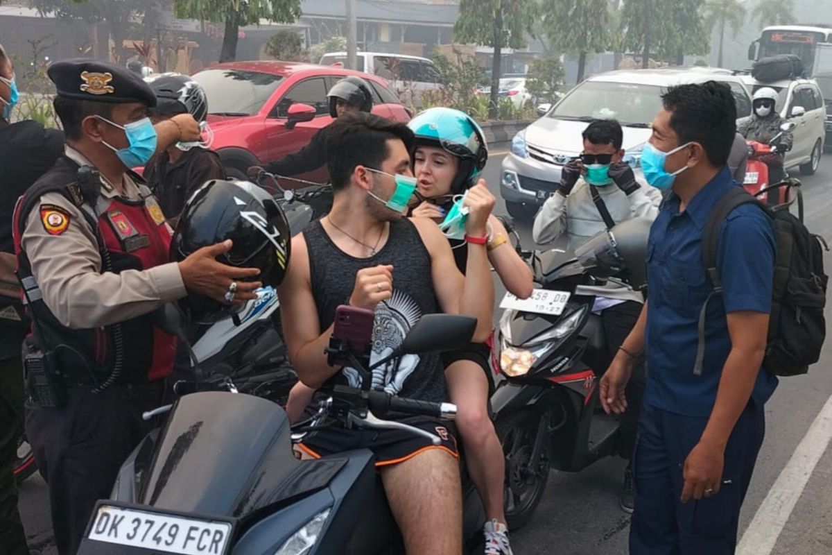 Polisi bagikan masker kepada warga di sekitar TPA Suwung