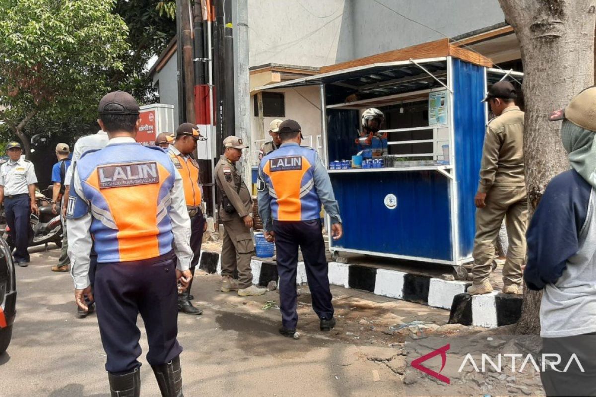 Satpol PP Bangkalan tertibkan  PKL yang berjualan di bahu jalan