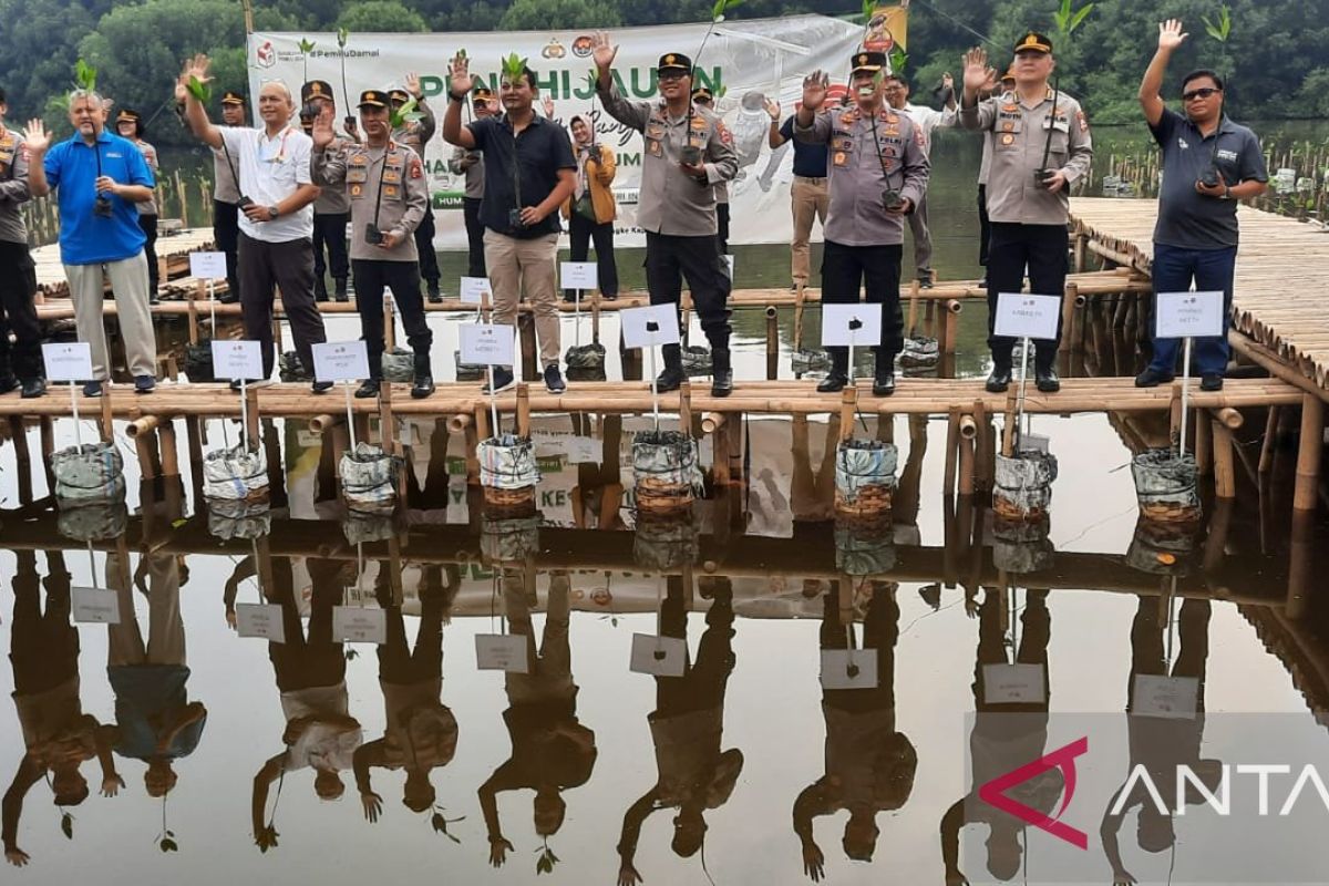Humas Polri menanam 250.000 bibit mangrove serentak di seluruh Indonesia