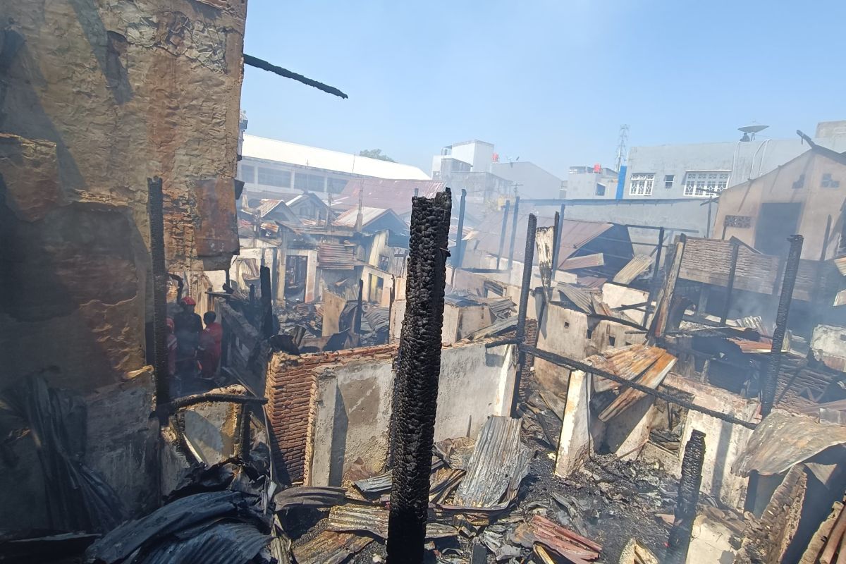 Polisi selidiki penyebab belasan rumah terbakar di Jalan Serigala Makassar