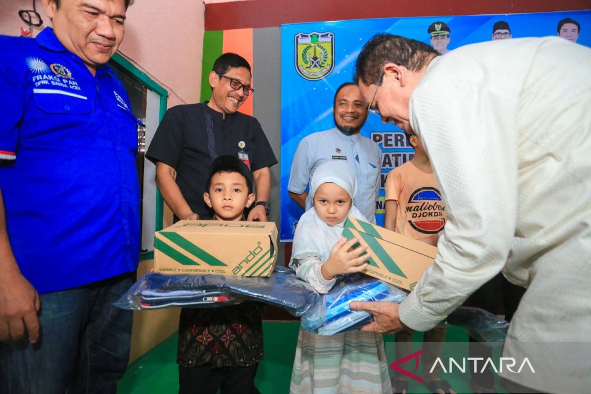 Anak yatim di Banda Aceh diberi bantuan kebutuhan sekolah