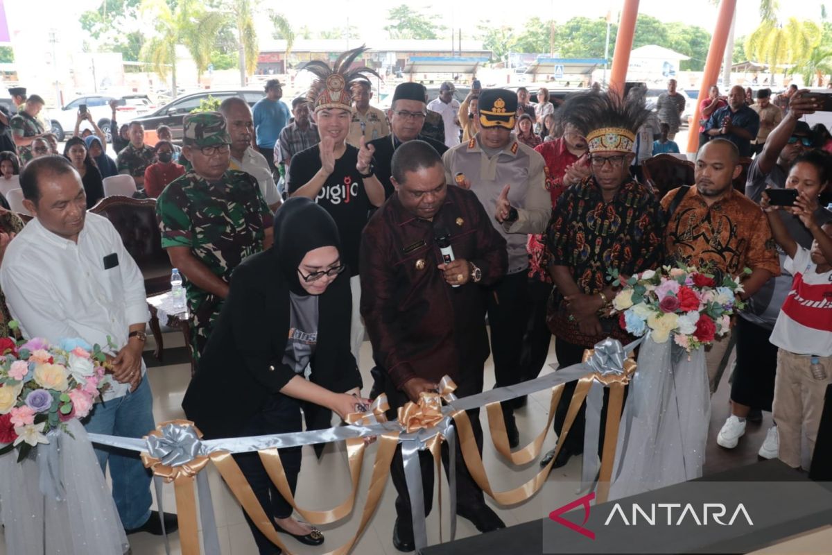 Bupati Hermus resmikan Pusat Informasi Pariwisata Bandara Rendani