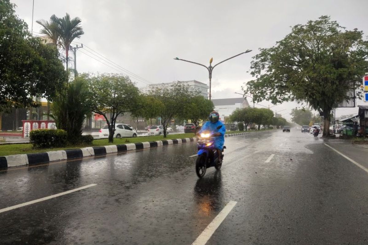 BMKG: Waspadai potensi hujan lebat disertai angin dan petir di Kalteng