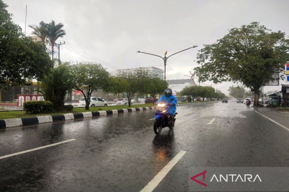 BMKG ingatkan beberapa wilayah berpotensi hujan badai termasuk Kalteng