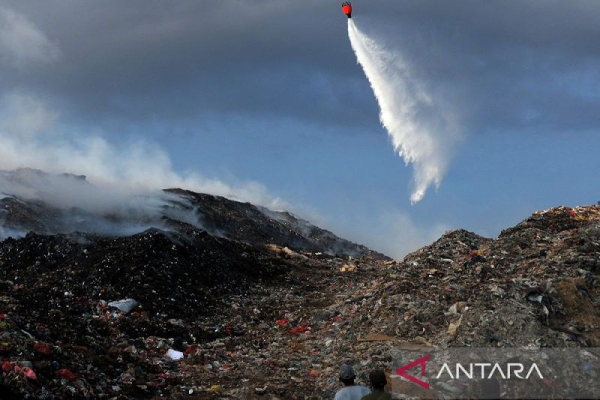 Penanganan Kebakaran Sampah Di TPA Suwung Bali - ANTARA News