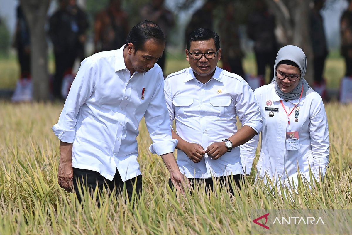 Kemarin, empat nama kandidat cawapres Prabowo hingga TPS di pesantren